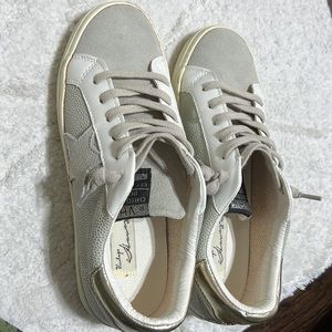 Vintage Havana womens Grey suede and leather sneaker size 8